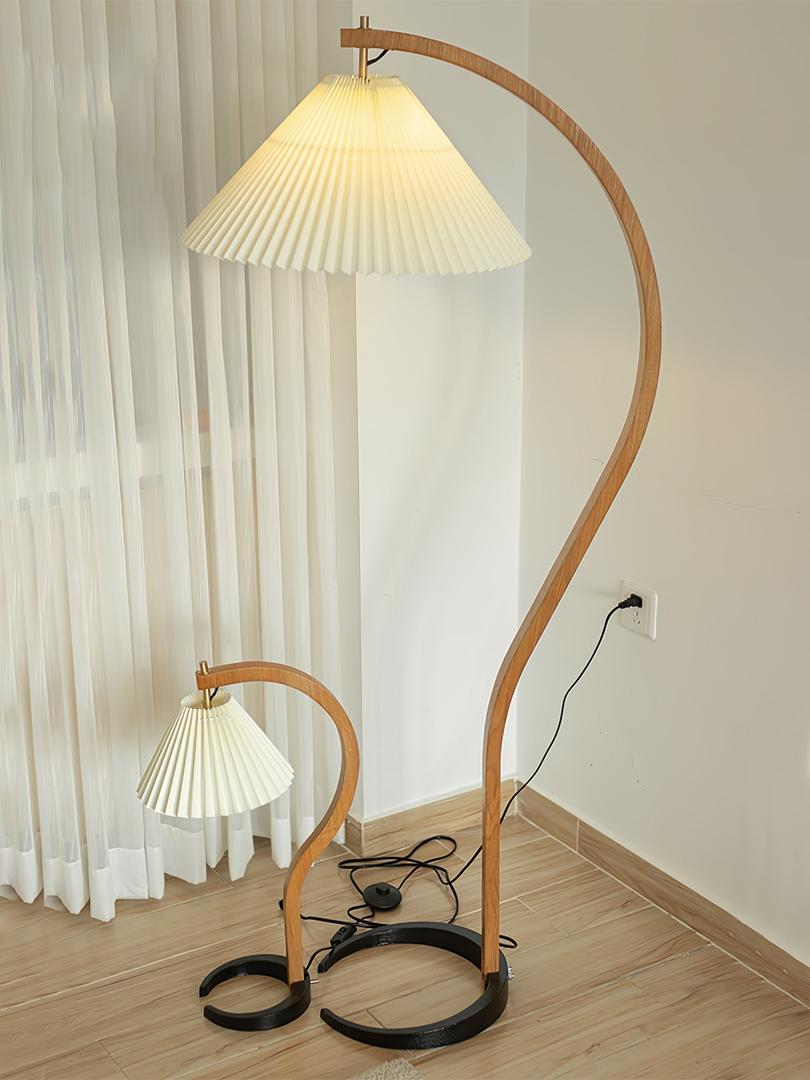 Drewniana Podłogowa Lampa Z Plisowanym Kloszem