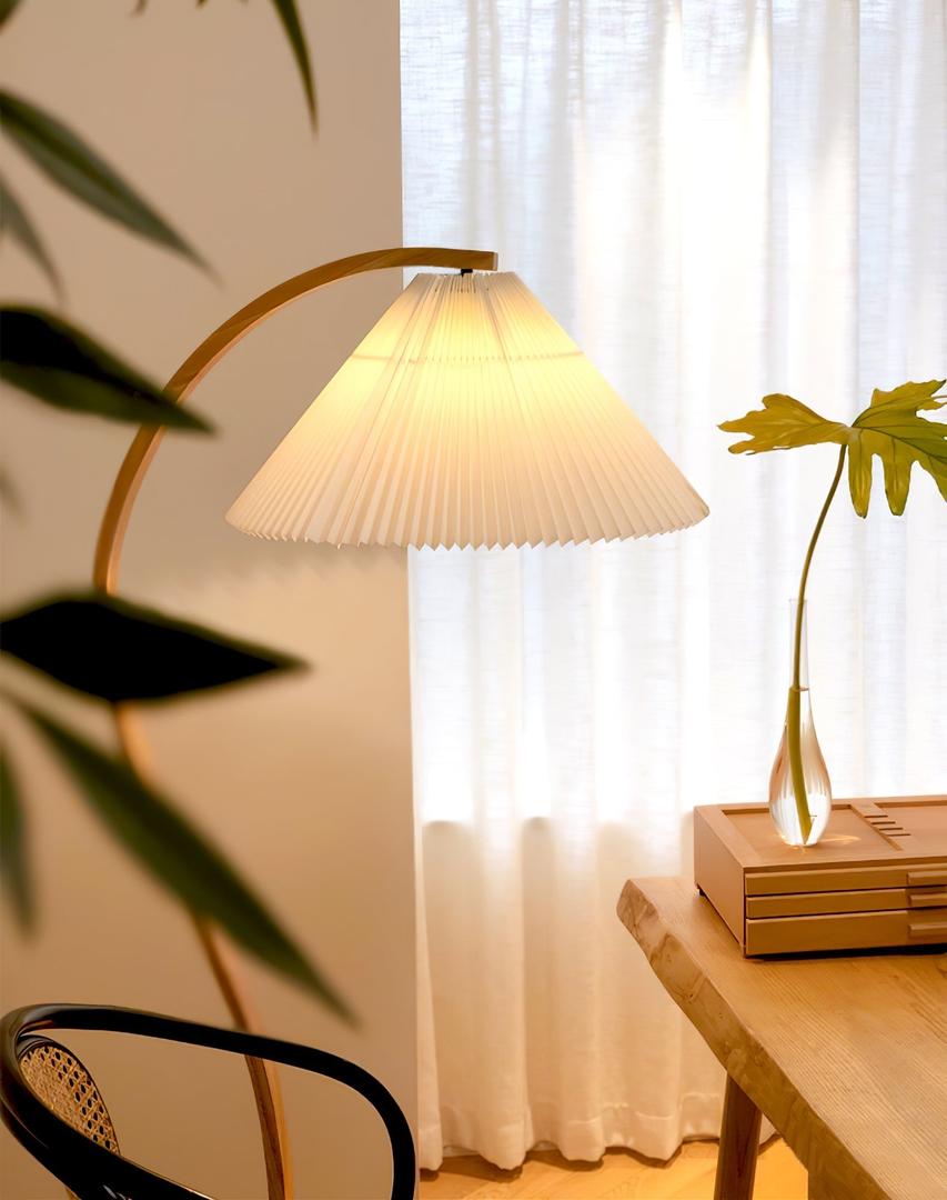 Drewniana Podłogowa Lampa Z Plisowanym Kloszem