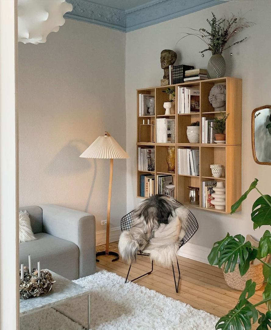 Drewniana Podłogowa Lampa Z Plisowanym Kloszem