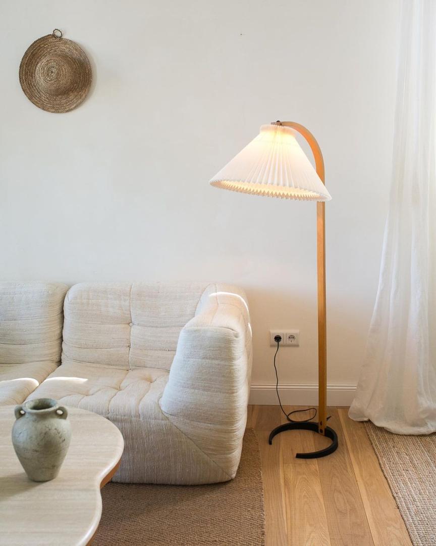 Drewniana Podłogowa Lampa Z Plisowanym Kloszem