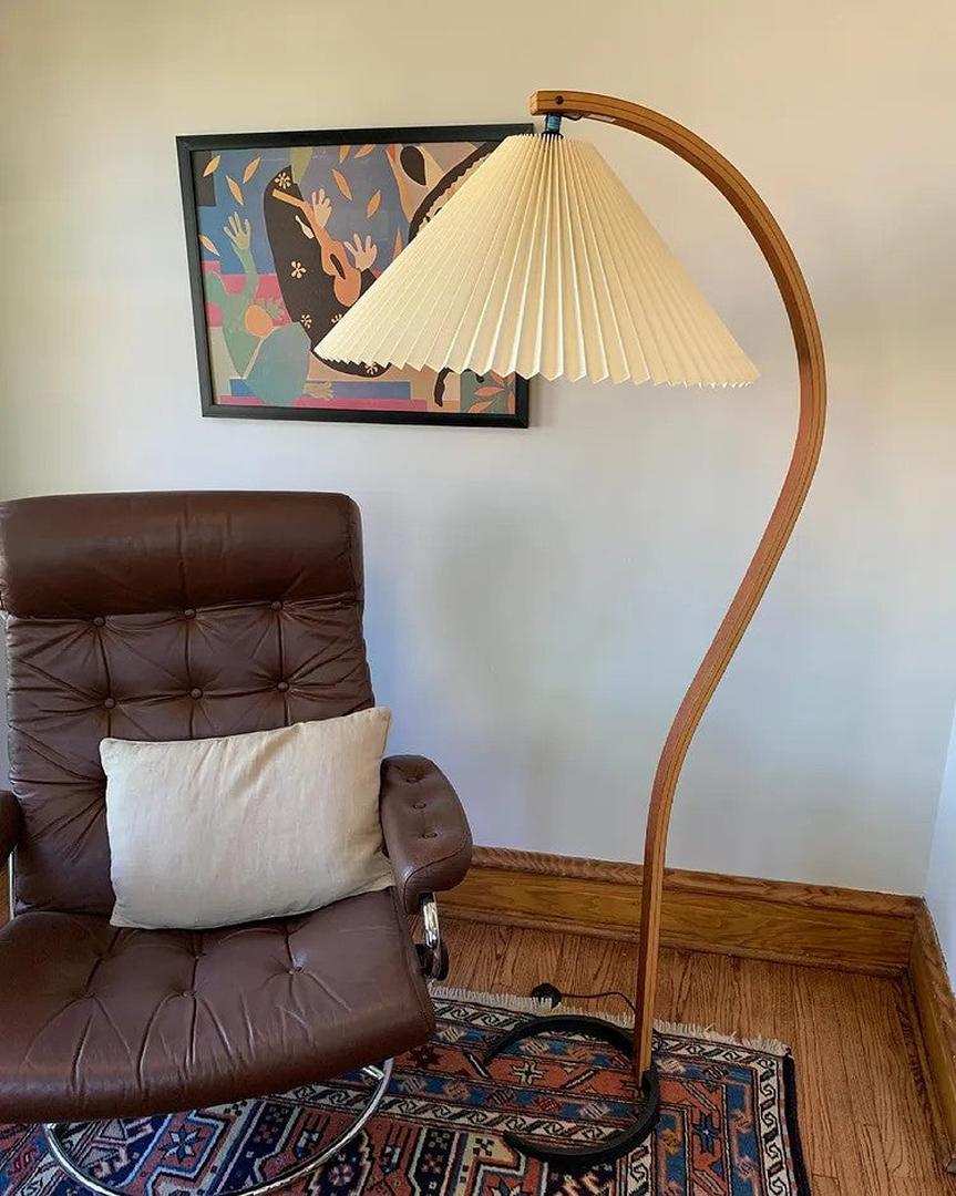 Drewniana Podłogowa Lampa Z Plisowanym Kloszem
