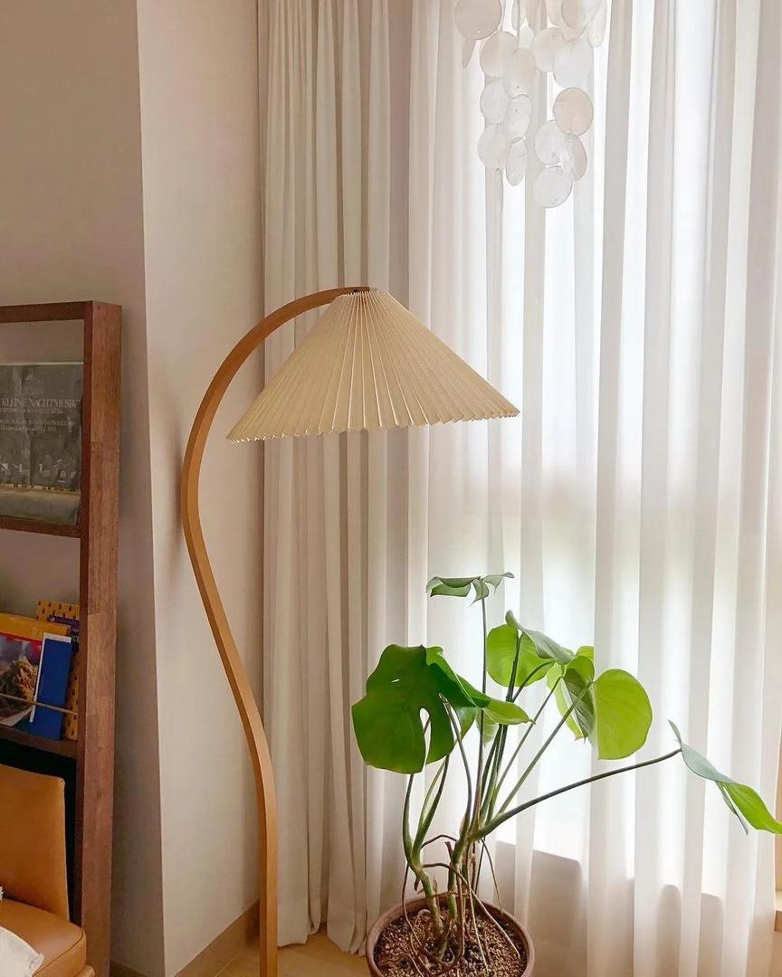 Drewniana Podłogowa Lampa Z Plisowanym Kloszem – widok produktu 47 | Nuvira Home
