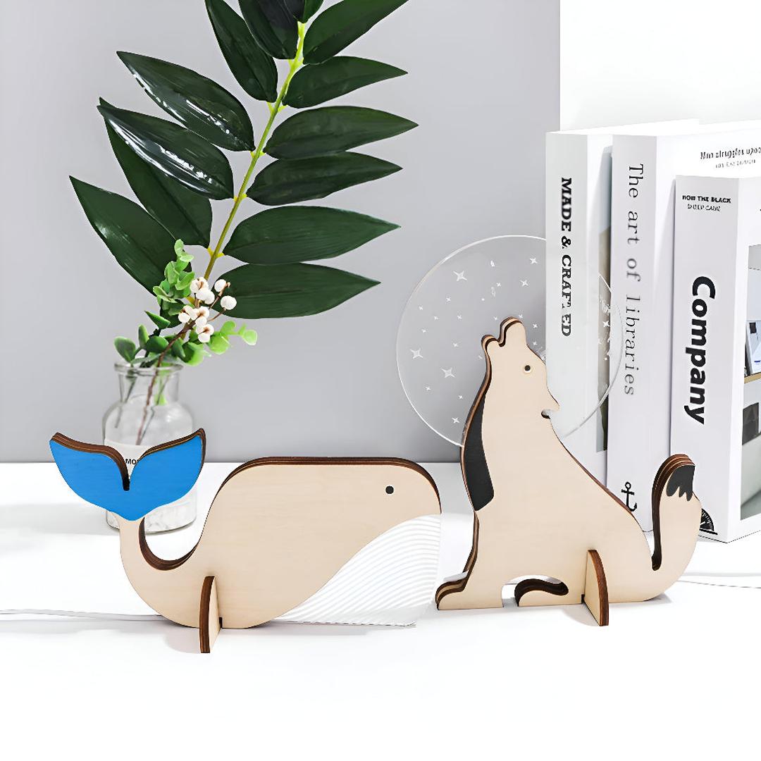 Lampa Stołowa LED – Drewno i Akryl Design Zwierzęcy – widok produktu 6 | Nuvira Home