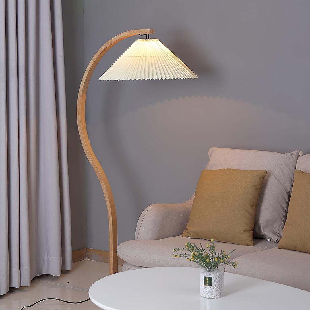 Drewniana Podłogowa Lampa Z Plisowanym Kloszem