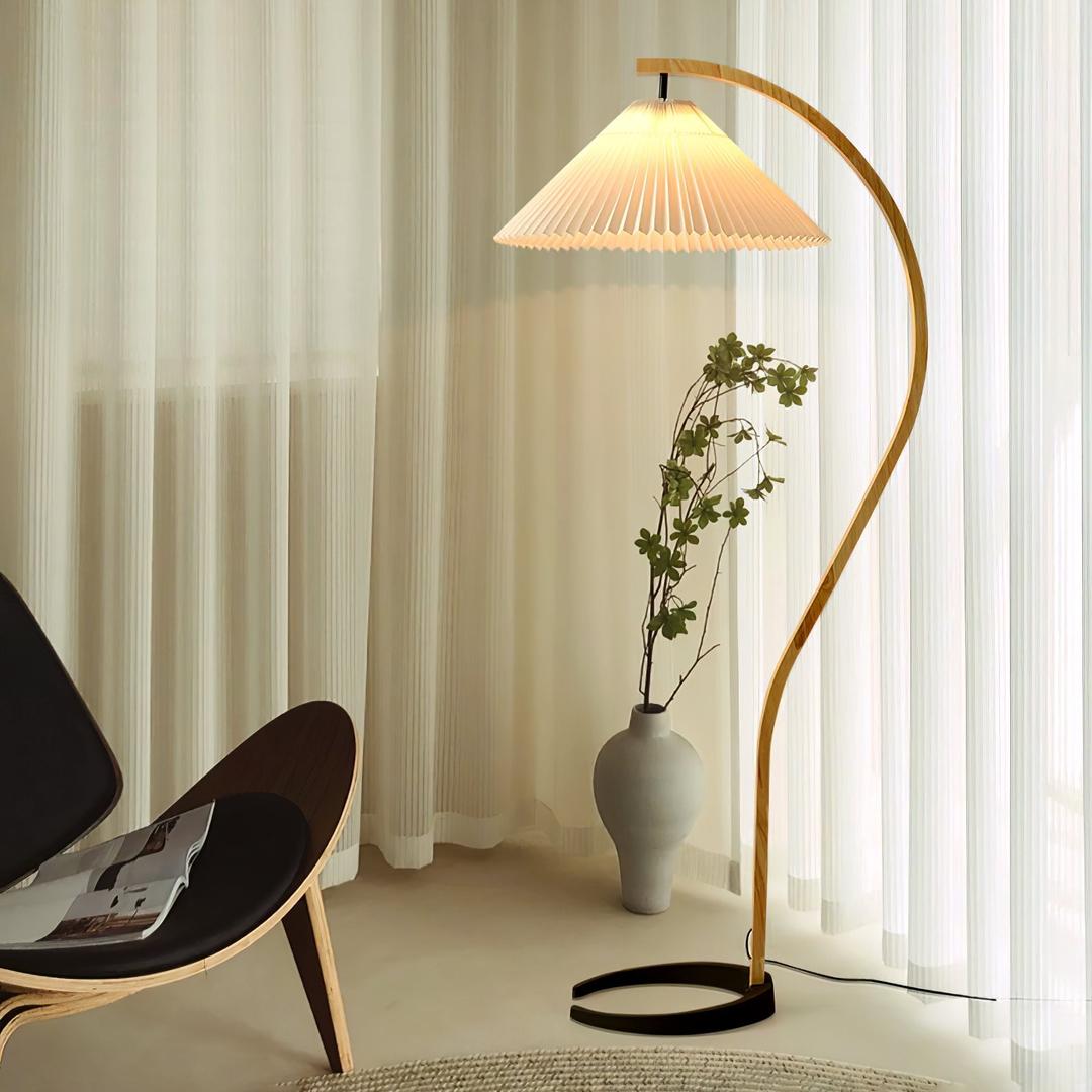 Drewniana Podłogowa Lampa Z Plisowanym Kloszem