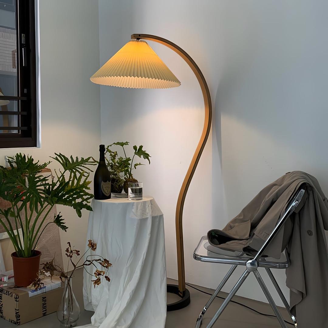 Drewniana Podłogowa Lampa Z Plisowanym Kloszem