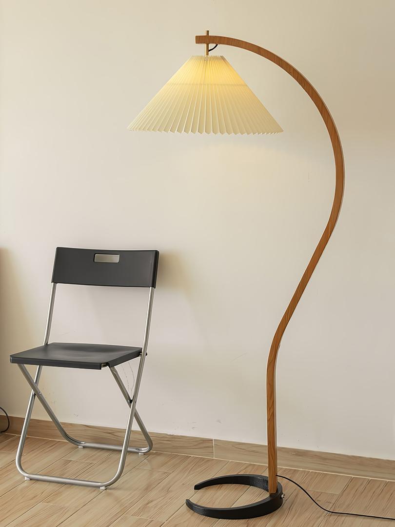 Drewniana Podłogowa Lampa Z Plisowanym Kloszem
