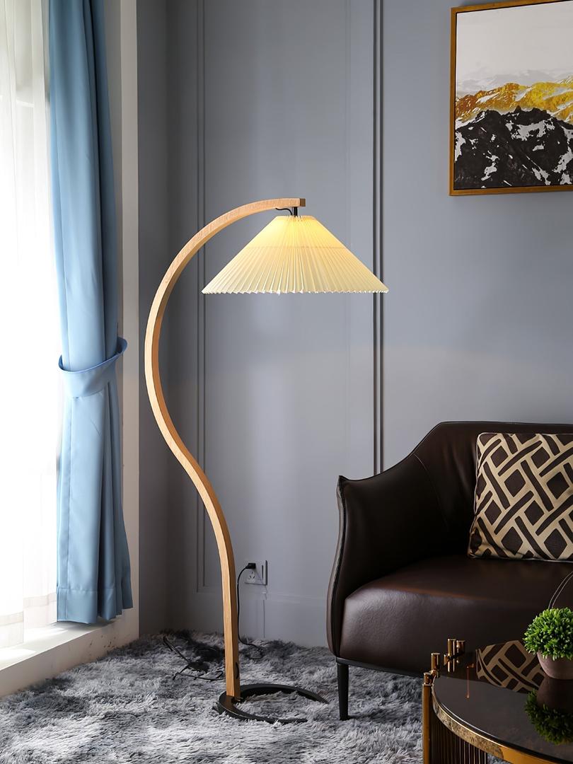 Drewniana Podłogowa Lampa Z Plisowanym Kloszem