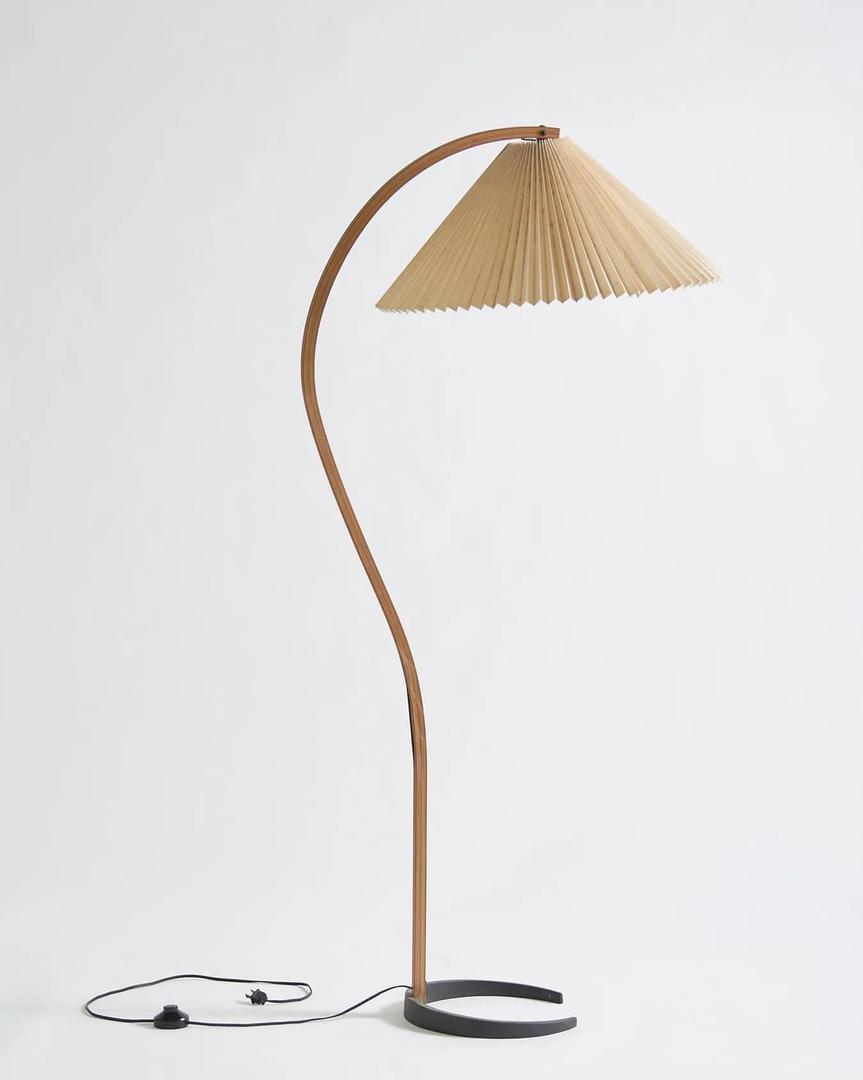 Drewniana Podłogowa Lampa Z Plisowanym Kloszem