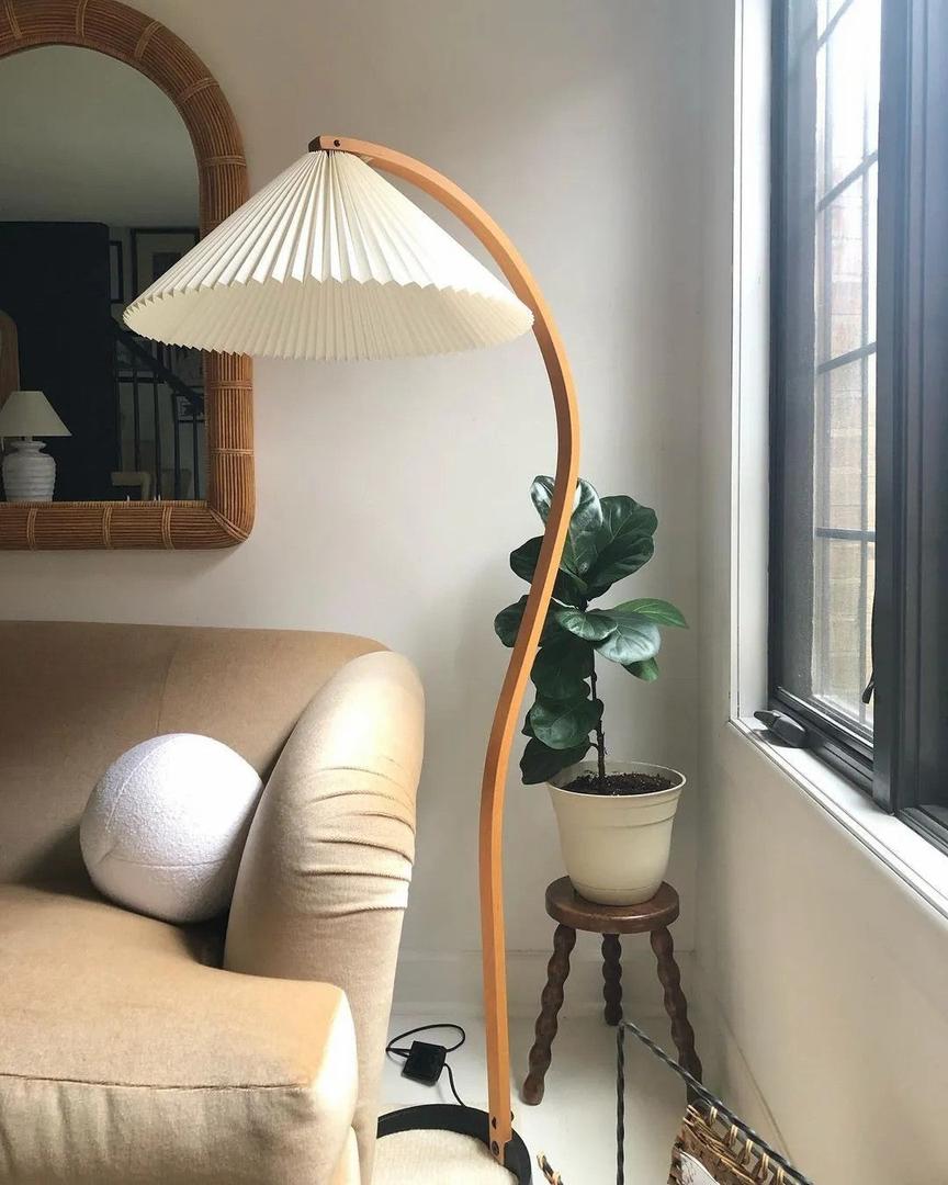 Drewniana Podłogowa Lampa Z Plisowanym Kloszem