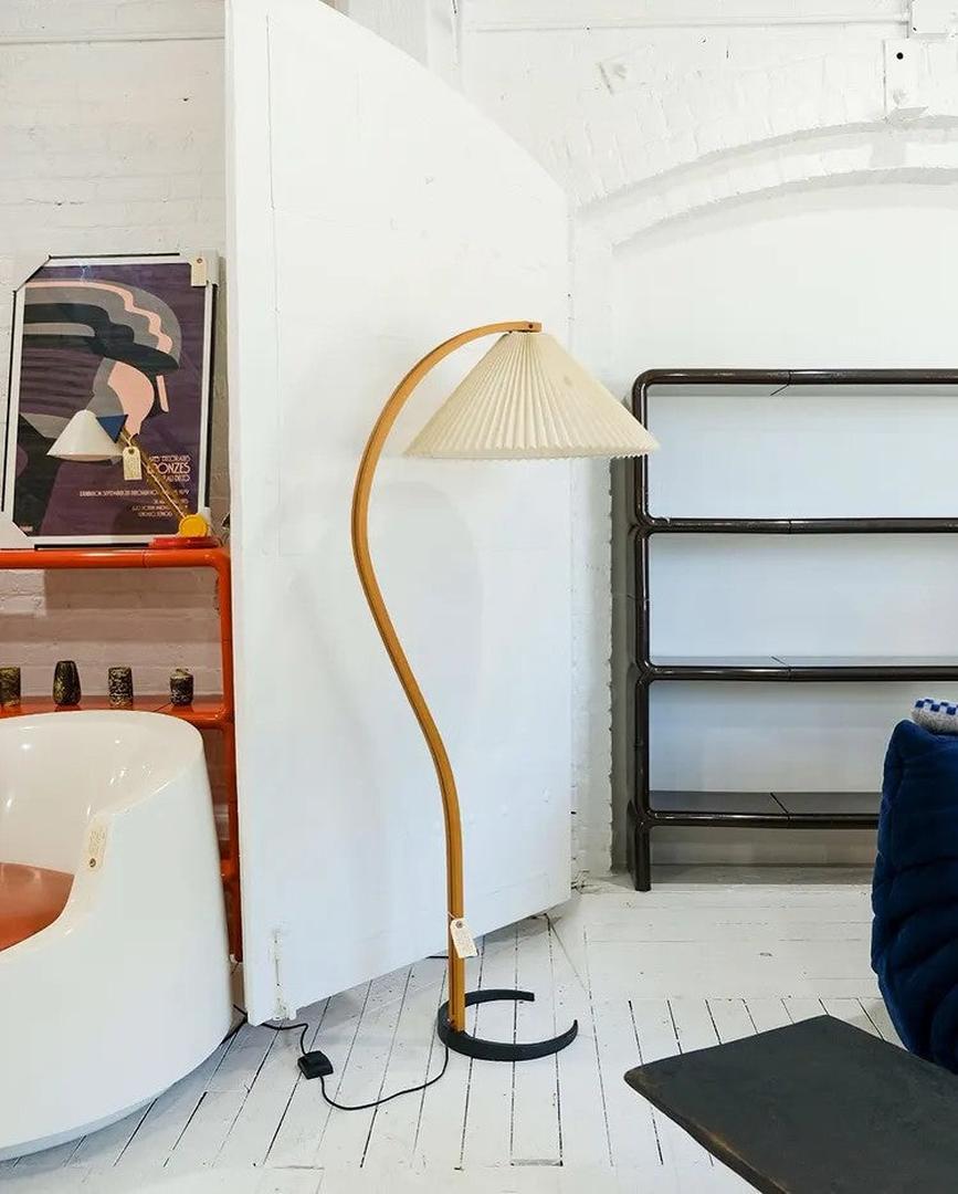 Drewniana Podłogowa Lampa Z Plisowanym Kloszem