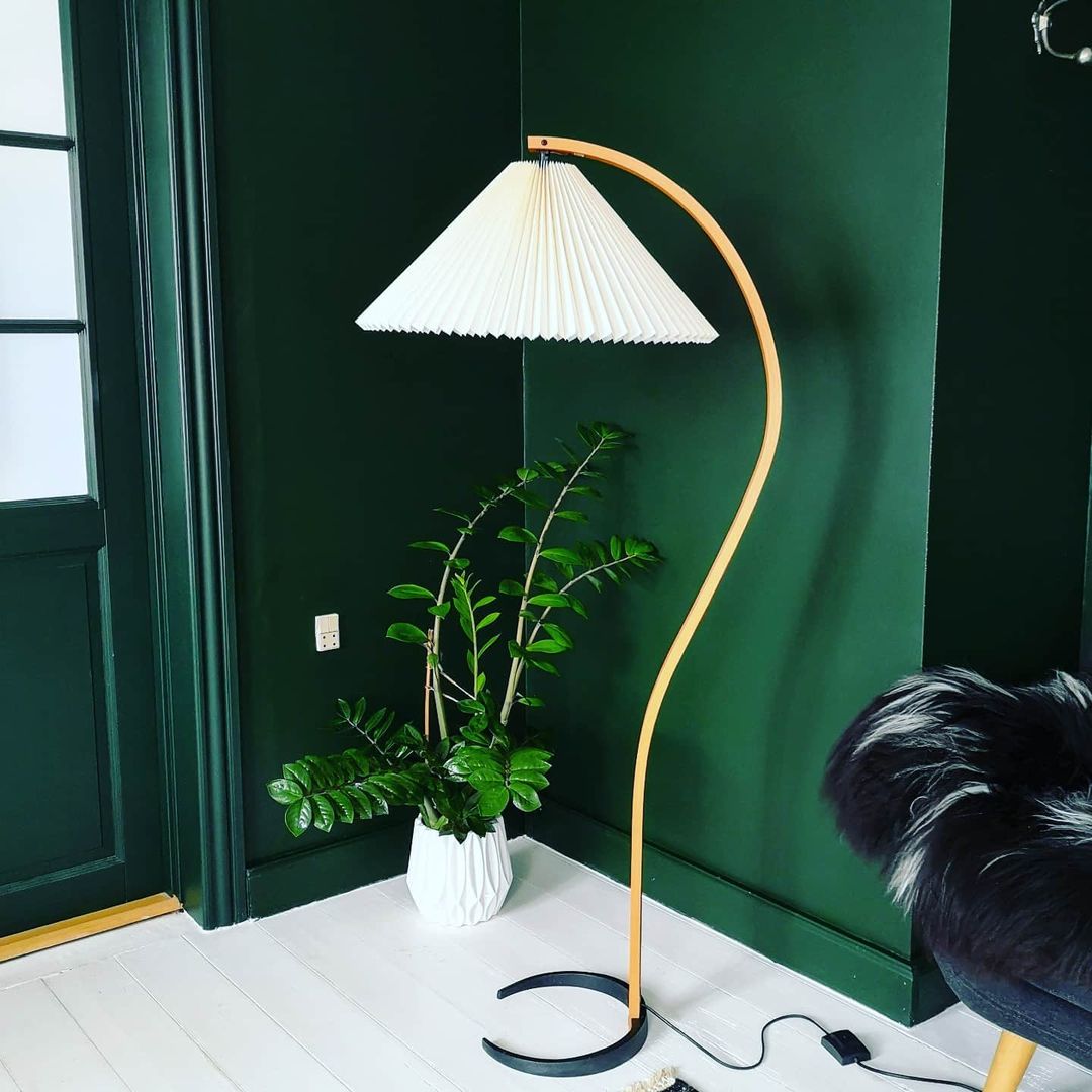 Drewniana Podłogowa Lampa Z Plisowanym Kloszem