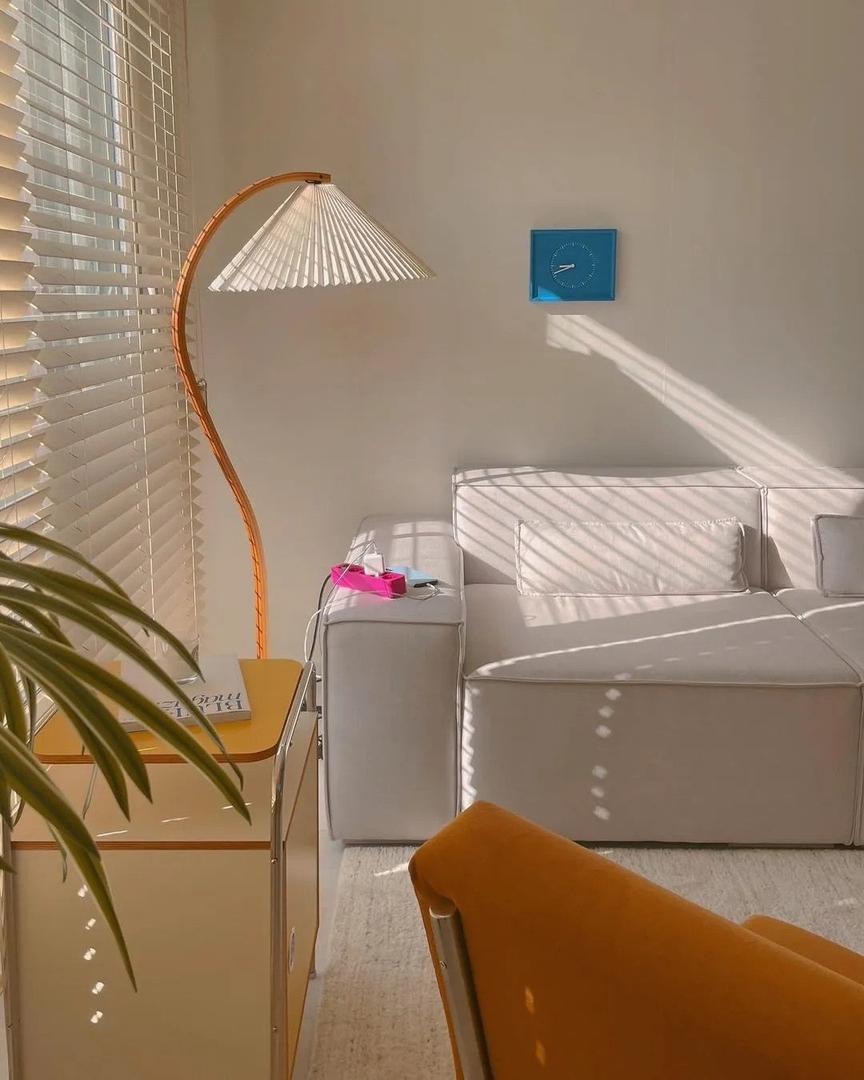 Drewniana Podłogowa Lampa Z Plisowanym Kloszem