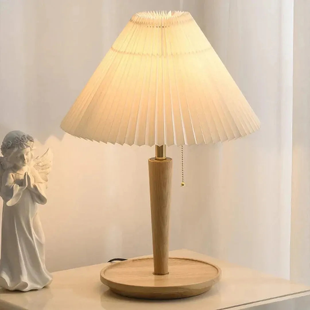 Drewniana Lampa Stołowa Z Plisowanym Kloszem – widok produktu 10 | Nuvira Home