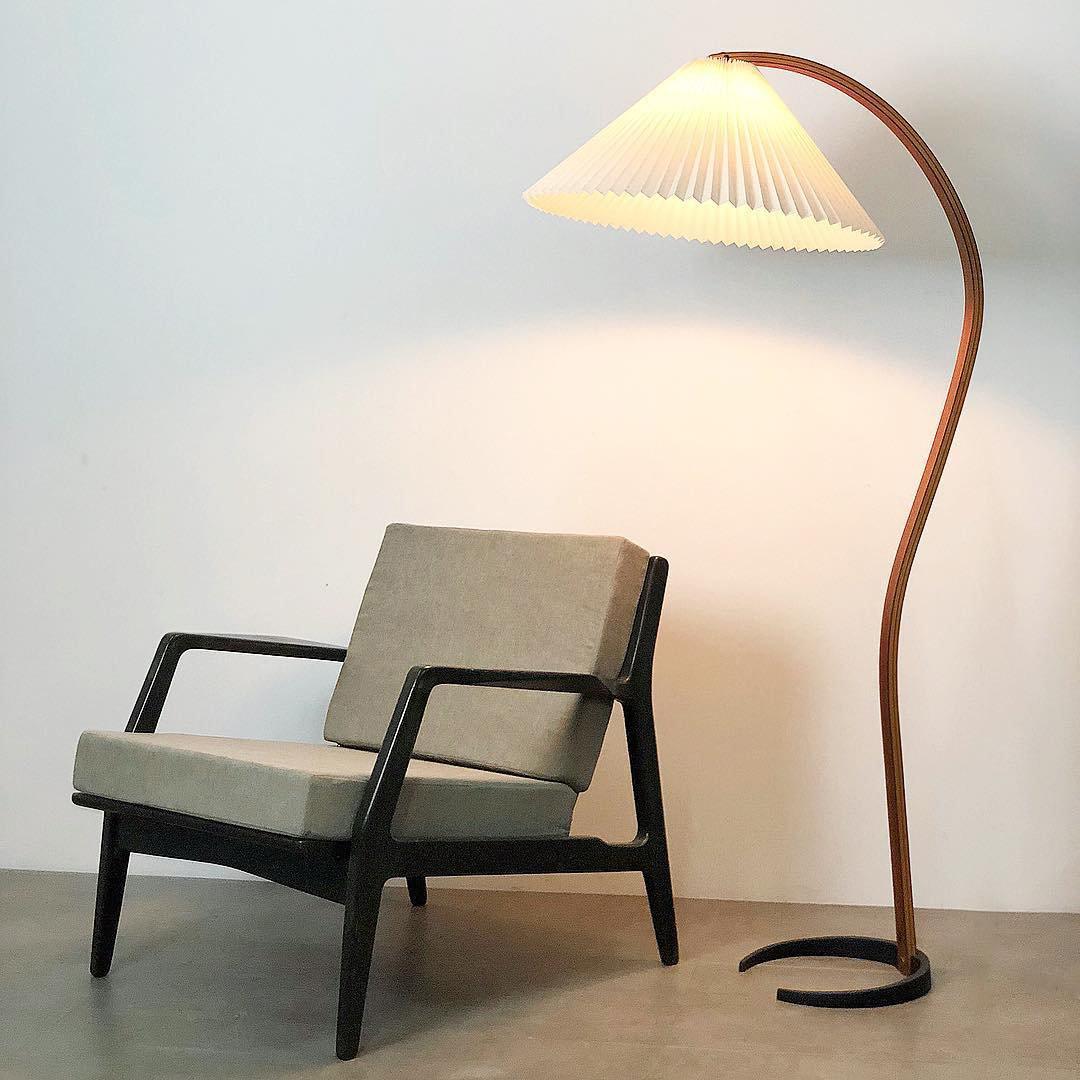 Drewniana Podłogowa Lampa Z Plisowanym Kloszem – widok produktu 2 | Nuvira Home