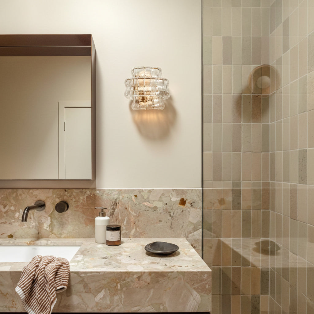 Kinkiet Art Deco z Warstwowym Teksturowanym Szklanym Kloszem – widok produktu 2 | Nuvira Home