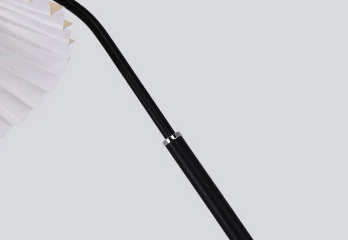 Minimalistyczna plisowana lampa podłogowa z tkaniny – widok produktu 7 | Nuvira Home