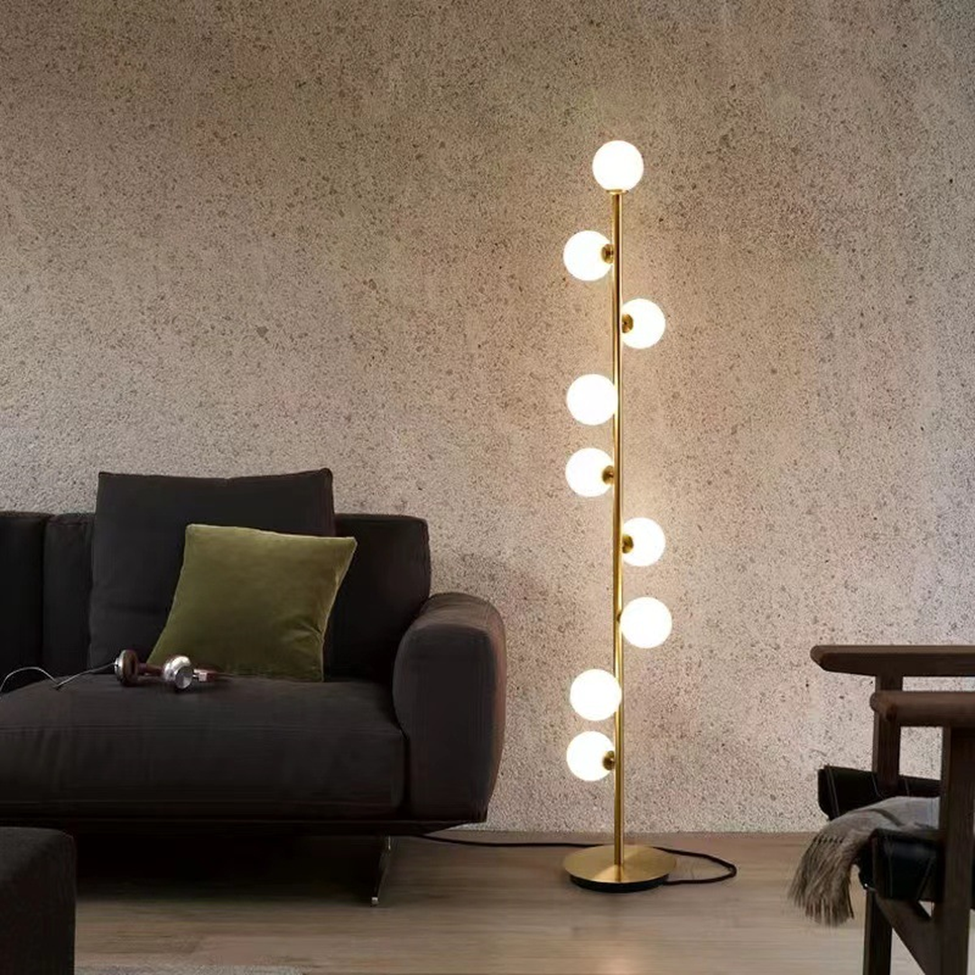 Nordycka Podłogowa Lampa Ze Szklaną Kulą – widok produktu 1 | Nuvira Home