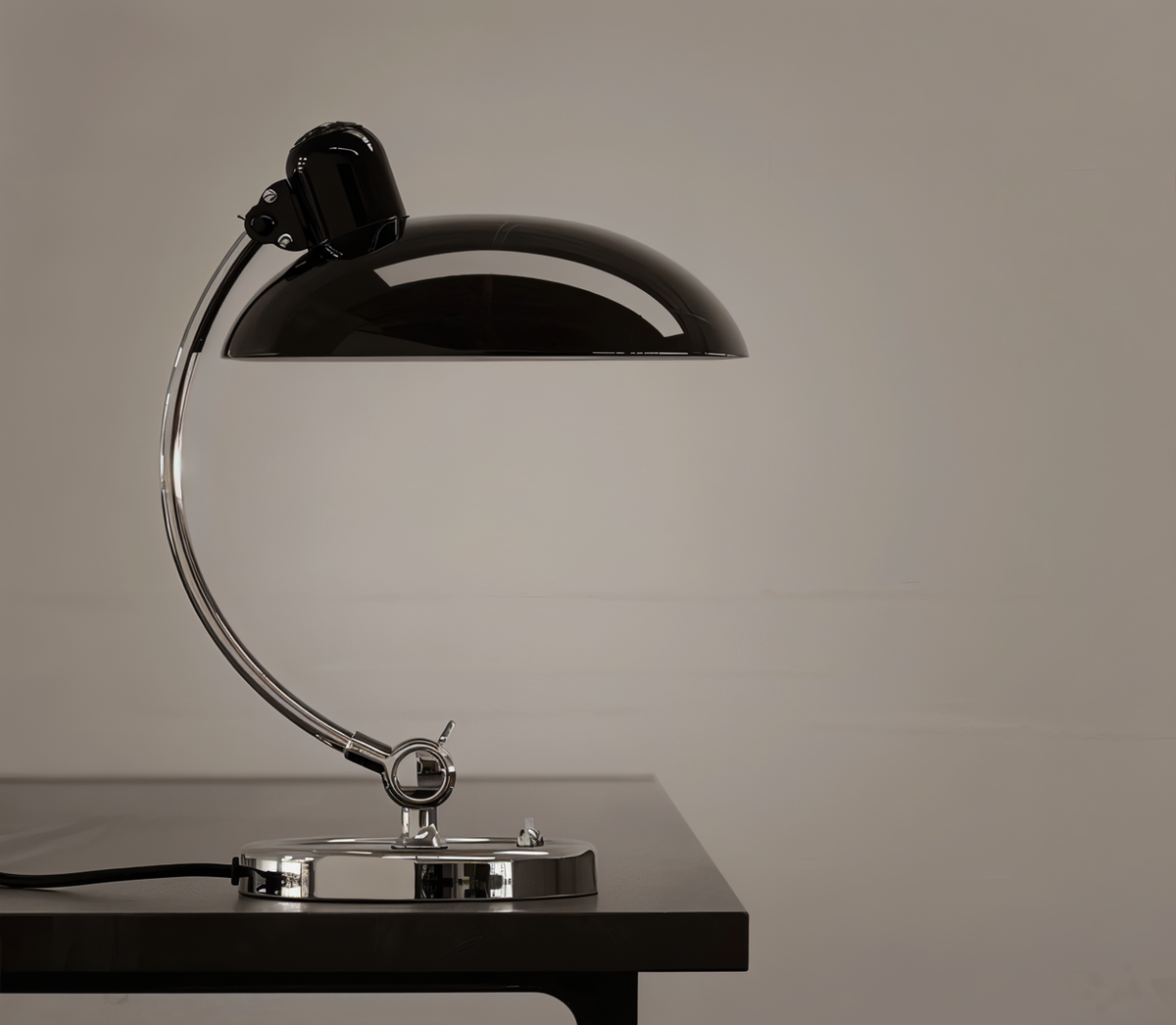 Regulowana Lampa Stołowa – Żelazny Klosz Vintage – widok produktu 8 | Nuvira Home